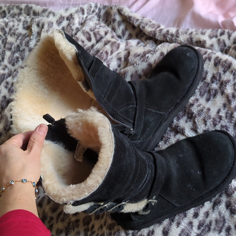 UGG Black and Cream Fur-Lined Buckle Boots 4 Kids Youth / 6 Women - Picture 5 of 6
